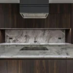 67537fdb864ab9b671192f53_modern-kitchen-with-veined-quartzite-stone-countertops másolata